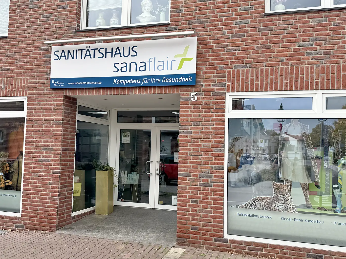 sanaflair Sanitätshaus Korschenbroich – Außenansicht mit Eingang